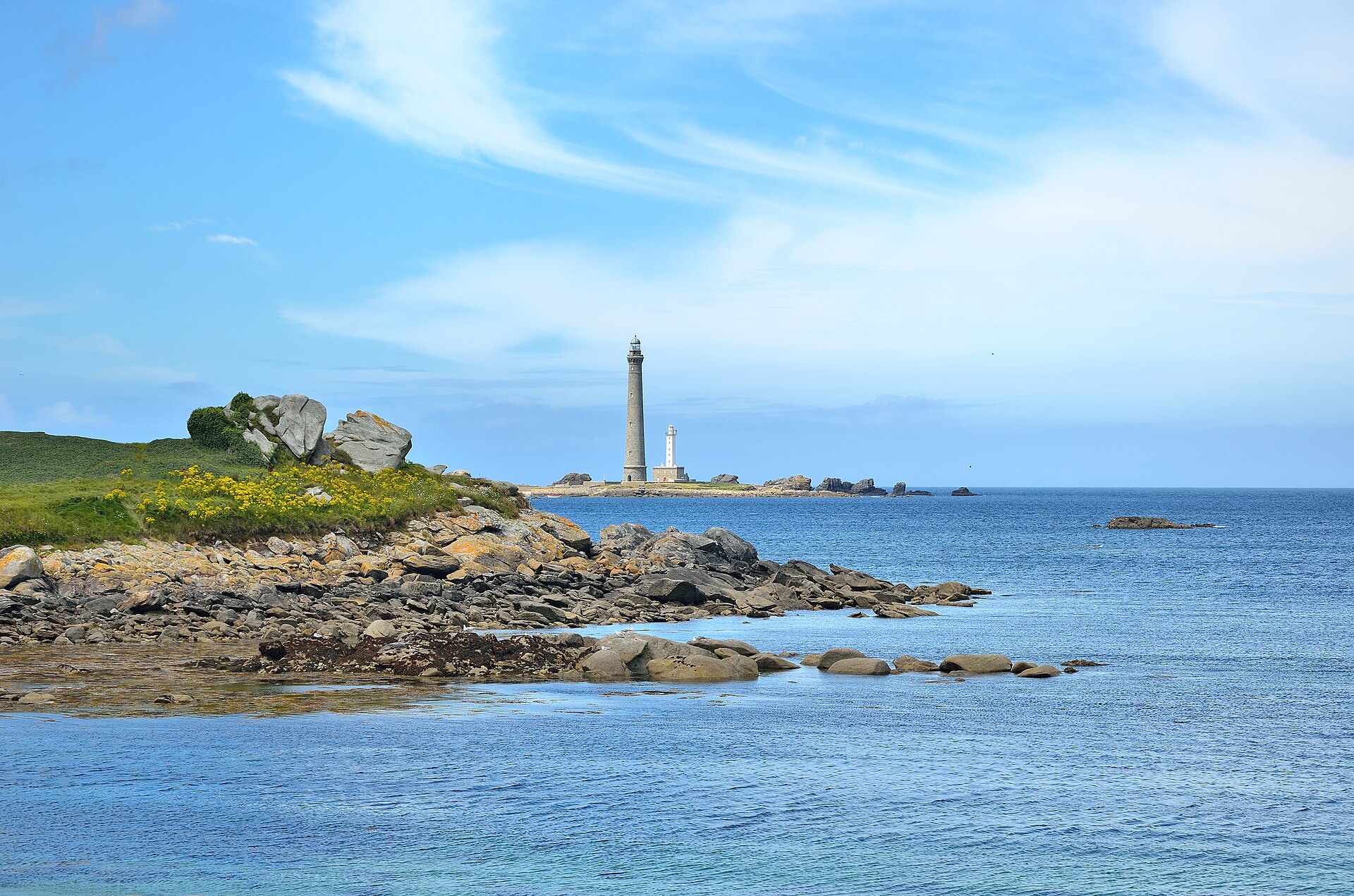 Le grand phare de 82,5 mètres et l'ancien phare carré de l'Île Vierge face à Plouguerneau dans le Finistère