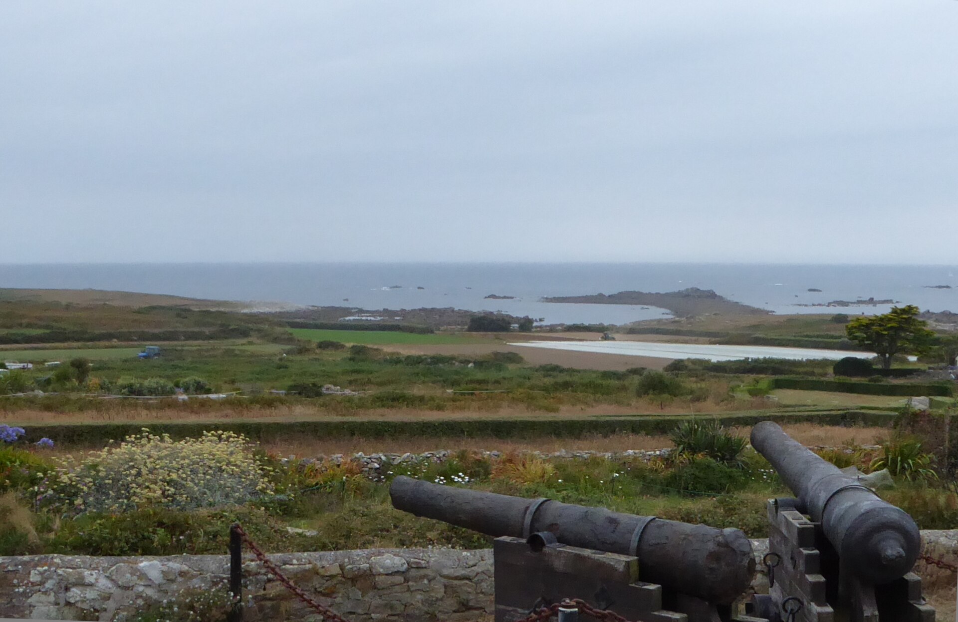 Le grand phare de l'île de Batz dominant les champs maraîchers