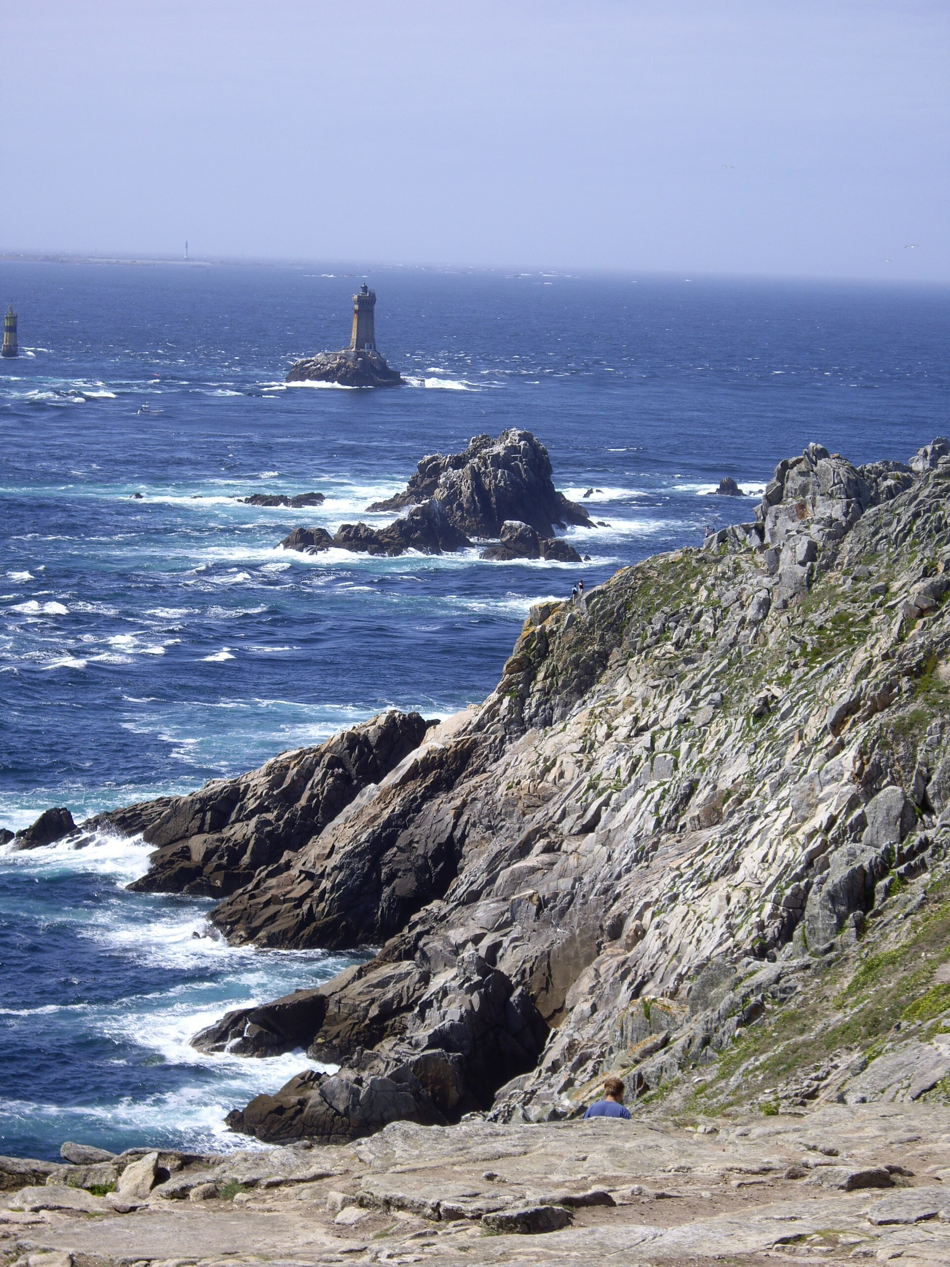 Les falaises grandioses de la pointe du Raz face à l'île de Sein