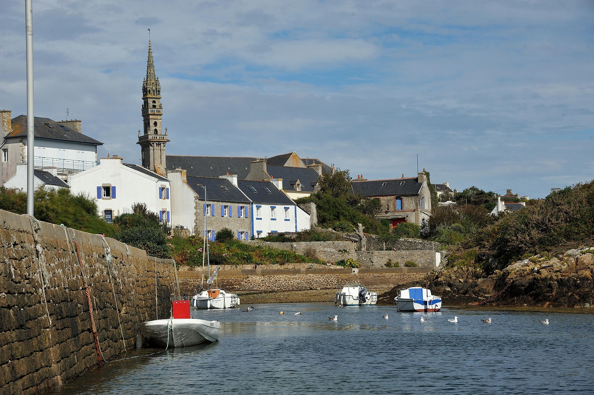 Le bourg de Lampaul à Ouessant avec son clocher